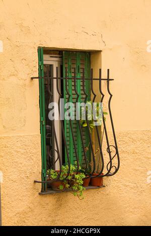 Persone all'aperto antiquariato e mercato delle pulci nella città vecchia di Nizza, Francia. Nizza, Francia - 27 settembre 2021. Foto Stock