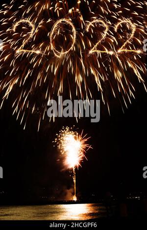 2022 realizzato con luccicanti su sfondo nero Foto Stock