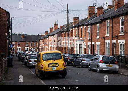 Una strada terrazzata nel centro della città di Rose Hill, Derby, Inghilterra Foto Stock