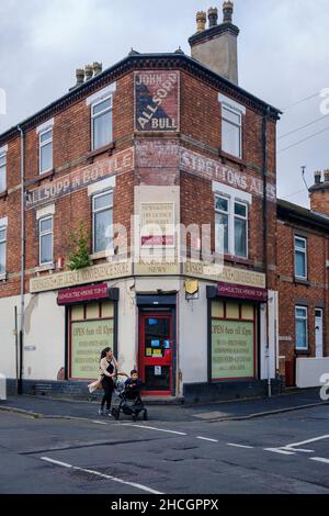 Un negozio d'angolo con i segni fantasma sull'edificio che mostra che era un pub, Derby, Inghilterra Foto Stock