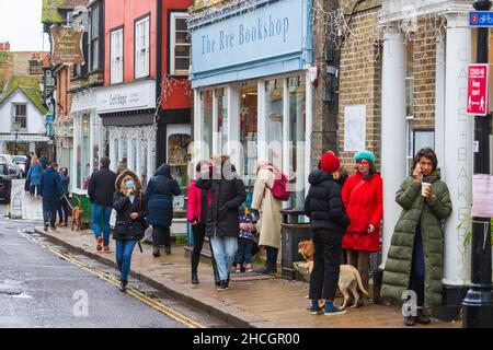 Segale, East Sussex, Regno Unito. 29th Dic 2021. UK Meteo: Tempo umido e ventoso nell'antica città di Rye in East Sussex come visitatori a piedi la strada trafficata. Photo Credit: Paul Lawrenson /Alamy Live News Foto Stock