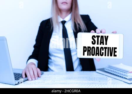 Scrittura a mano segno Stay Proactive. Panoramica aziendale prendere la propria decisione a Passi pure degli eventi previsti istruttore insegnare competenze diverse Foto Stock