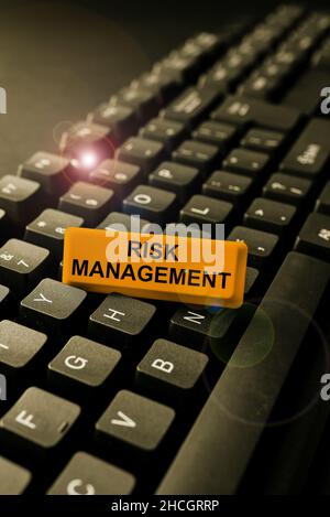 Gestione dei rischi per la visualizzazione dei segnali. Panoramica aziendale Valutazione e controllo delle minacce future per l'azienda connessione con gli amici online, creazione Foto Stock