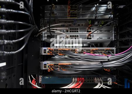 sala server di rete vicina a hub o switch in fibra ottica per comunicazioni digitali e internet nel data center aziendale mainframe Foto Stock