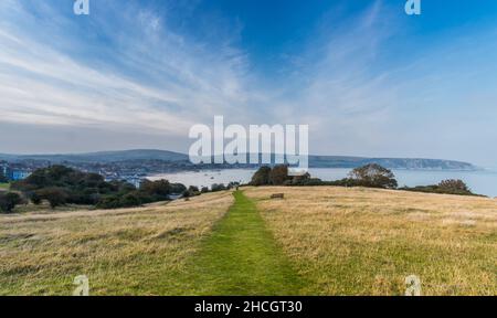 Il percorso che attraversa il Downs si affaccia Swanage Bay, Dorset, Regno Unito. Foto Stock