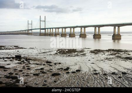 Il ponte Prince of Wales o il secondo Severn Crossing che porta il M4 sopra l'estuario Severn visto da Black Rock, Portskewett a Gwent, Galles. Foto Stock