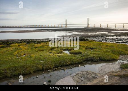 Il ponte Prince of Wales o il secondo Severn Crossing che porta il M4 sopra l'estuario Severn visto da Black Rock, Portskewett a Gwent, Galles. Foto Stock