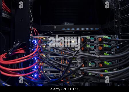 sala server di rete vicina a hub o switch in fibra ottica per comunicazioni digitali e internet nel data center aziendale mainframe Foto Stock