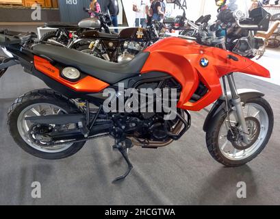 Avellaneda, Argentina - 5 dicembre 2021 - scatto di una BMW rossa F650 GS tedesca doppia funzione moto off-Road capace 2000-2007. Expo Wheels 2021 motociclette Foto Stock