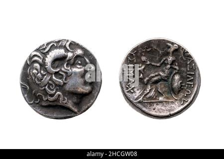 Reverse e obverse di una moneta greca di Drachum argento replica di Alessandro il Grande datato dal 336-323 AC ritagliato e isolato su uno sfondo bianco, s Foto Stock