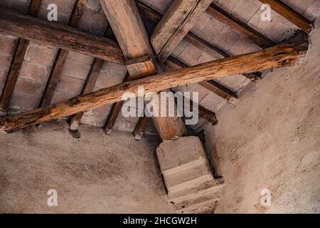 Travi in legno sul soffitto di un vecchio e abbandonato edificio Foto Stock