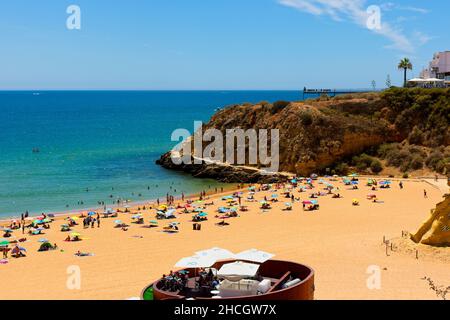 Una bella spiaggia a Praia do Tunel che si affaccia sull'Oceano Atlantico ad Albufeira preso il 25th luglio 2019 Foto Stock