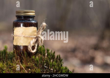 Contenitore per pillole a base di erbe, integratori. Luce naturale. Pulire le etichette. Foto Stock