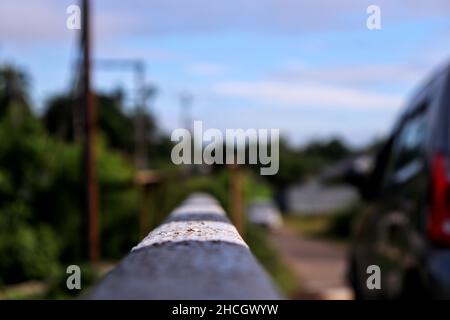 Foto di una striscia bianca e nera in una barriera di ferro Foto Stock