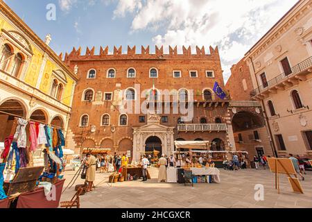 VERONA, ITALIA 10 SETTEMBRE 2020: Veduta di Piazza dei Signori a Verona in Italia Foto Stock