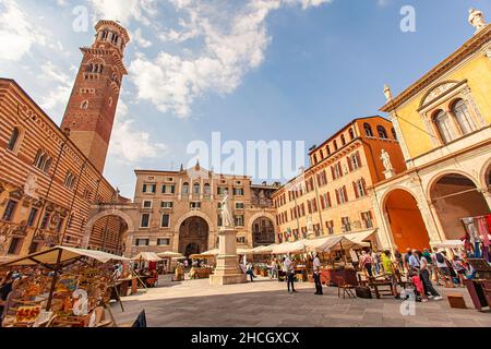 VERONA, ITALIA 10 SETTEMBRE 2020: Veduta di Piazza dei Signori a Verona in Italia Foto Stock