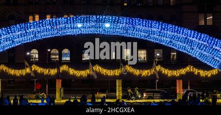 Le "Arco della Pace" nella Piazza Nathan Phillips. Sono illuminate con luci blu di Natale. 29 dicembre 2021 Foto Stock