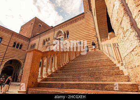 VERONA, ITALIA 10 SETTEMBRE 2020: Palazzo della Regione con scalinata a Verona in Italia Foto Stock