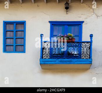 Balcone e finestra in stile coloniale blu. Foto Stock