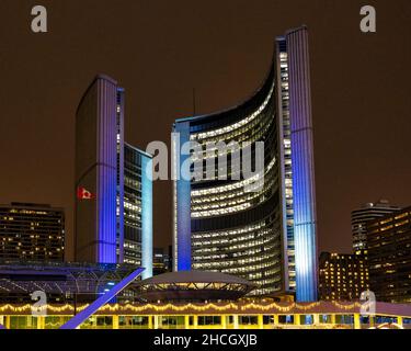 Il nuovo edificio del municipio illuminato in blu. Il punto di riferimento si trova in Piazza Nathan Phillips. 29 dicembre 2021 Foto Stock