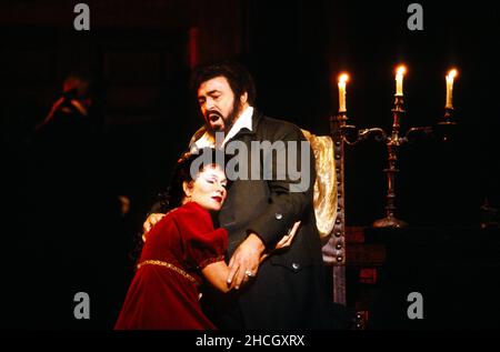 Atto 2: Elizabeth Holleque (Foria Tosca), Luciano Pavarotti (Mario Cavaradossi) in TOSCA di Puccini alla Royal Opera, Covent Garden, Londra WC2 12/09/1992 Direttore: Zubin Mehta Set design: Renzo Mongiardino costumi: Marcel Escoffier refllighting: John B Leggi il regista originale: Franco Zeffirelli regista revival: John Cox Foto Stock