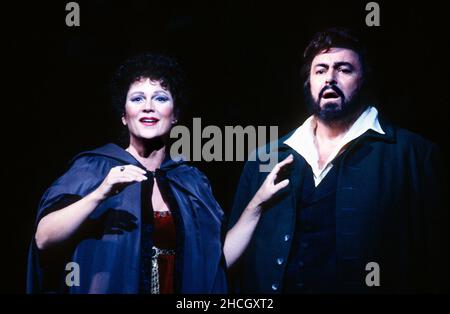 Atto 3: Elizabeth Holleque (Foria Tosca), Luciano Pavarotti (Mario Cavaradossi) in TOSCA di Puccini alla Royal Opera, Covent Garden, Londra WC2 12/09/1992 Direttore: Zubin Mehta Set design: Renzo Mongiardino costumi: Marcel Escoffier refllighting: John B Leggi il regista originale: Franco Zeffirelli regista revival: John Cox Foto Stock