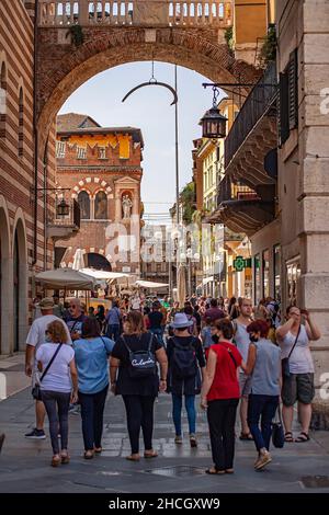 VERONA, ITALIA 10 SETTEMBRE 2020: Piazza dei Signori a Verona piena di gente Foto Stock