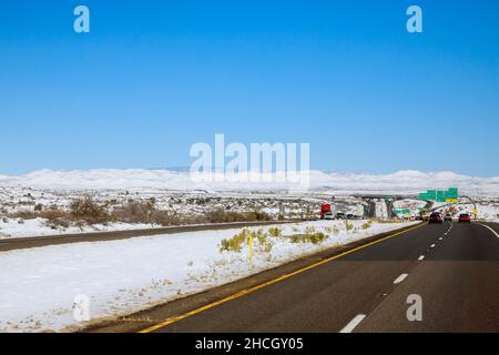 Vista aerea del deserto dopo la tempesta di neve dell'Interstate 17 vicino a Flagstaff, Arizona Foto Stock