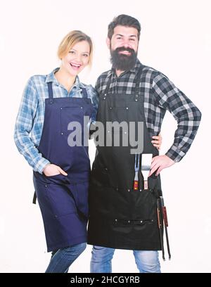Festa barbecue sul cortile. Cucina familiare grigliata. Cucinare insieme. Coppia innamorata di prepararsi per il barbecue. Uomo ported ragazzo e ragazza pronti per Foto Stock