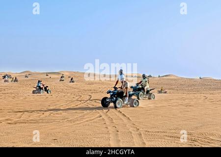 Safari in auto nel deserto, Dubai, Emirati Arabi Uniti, Medio Oriente, Foto Stock