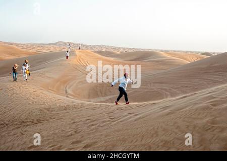 Turisti che si divertono sulle dune del deserto di Rub al-Khali, Dubai, Emirati Arabi Uniti, Medio Oriente, Foto Stock