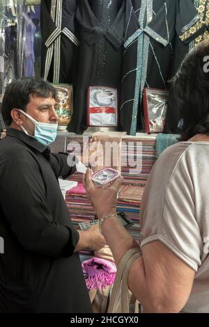 i turisti acquistano souvenir. Dubai, Emirati Arabi Uniti, Medio Oriente, Foto Stock
