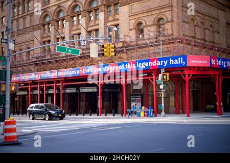 New York, NY, USA - 28 dicembre 2021: Impalcatura intorno a Carnegie Hall prima dei lavori esterni dell'edificio Foto Stock