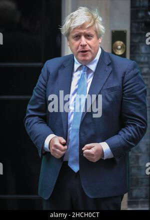 Downing Street, Londra, Regno Unito, 29th ottobre 2021. Il primo ministro Boris Johnson incontra i fundraisers per la Royal British Legion e acquista un papavero in f Foto Stock