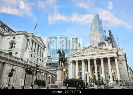 Il Royal Exchange storico edificio commerciale a Cornhill, Bank of England sulla sinistra, strade tranquille, City of London, UK Foto Stock