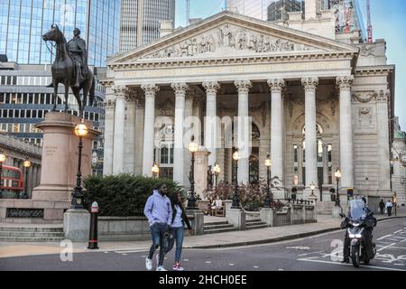 Il Royal Exchange storico edificio commerciale a Cornhill, Bank of England sulla sinistra, strade tranquille, City of London, UK Foto Stock