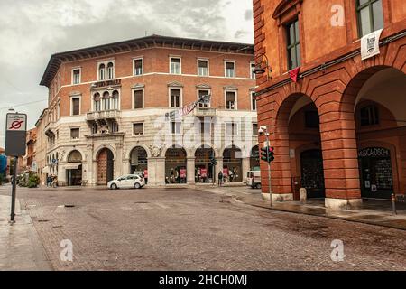 FERRARA, ITALIA 29 LUGLIO 2020 : edifici in crocevia a Ferrara in Italia Foto Stock