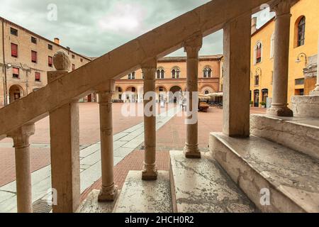 FERRARA, ITALIA 29 LUGLIO 2020 : Scalone d'onore a Ferrara una famosa scalinata storica del palazzo comunale in Italia Foto Stock