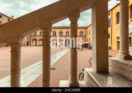 FERRARA, ITALIA 29 LUGLIO 2020 : Scalone d'onore a Ferrara una famosa scalinata storica del palazzo comunale in Italia Foto Stock