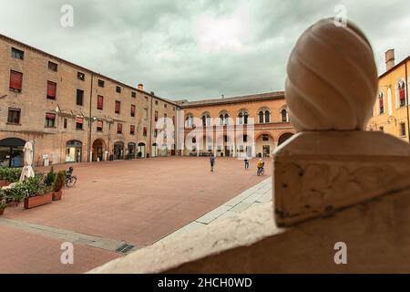 FERRARA, ITALIA 29 LUGLIO 2020 : Piazza municipale di Ferrara, famosa piazza nel centro storico della città italiana Foto Stock