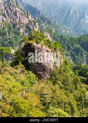 Rocce alle montagne gialle con un bel cielo blu in una giornata estiva, montagne Huangshan, Anhui, Huangshan, Cina, Asia, foto d'archivio Foto Stock