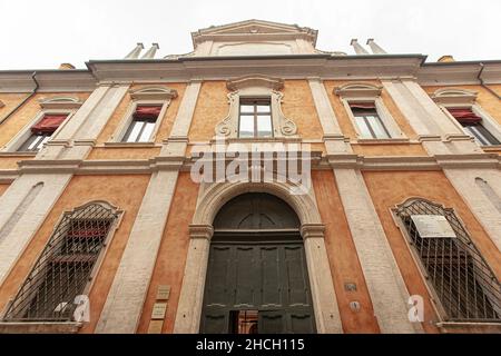 FERRARA, ITALIA 29 LUGLIO 2020 : un dettaglio di una chiesa a Ferrara in Italia Foto Stock