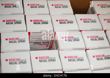 Tampa, Stati Uniti. 13th Dic 2021. Scatole di spray nasale Narcan distribuito da IDEA scambio Tampa visto presso l'University Mall parcheggio garage a Tampa, Florida, il lunedì 13 dicembre 2021. (Foto di Ivy Ceballo/Tampa Bay Times/TNS/Sipa USA) Credit: Sipa USA/Alamy Live News Foto Stock