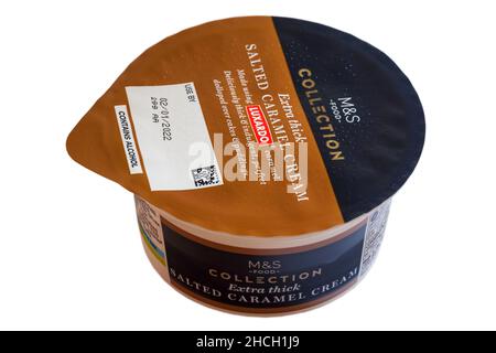 Pentola di crema di caramello salato extra densa di M&S Food Collection realizzata con caramello Luxardo. Foto Stock