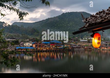 Visita di Ban Rak Thai lungo il Mae Hong Son Loop al confine tra la Thailandia del Nord e Myanmar Foto Stock