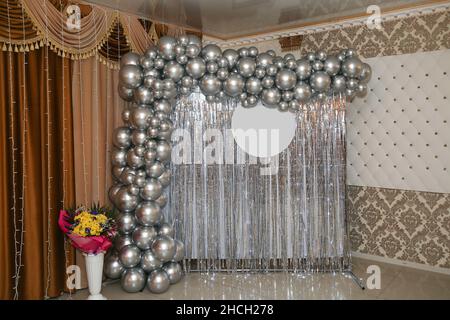 Zona foto festiva con palloncini gonfiabili per foto scatti matrimonio, anniversario. Foto Stock