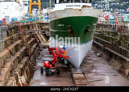 Vecchia nave da pesca, peschereccio Kasfjord in bacino asciutto presso il vecchio cantiere navale BMV a Laksevaag, vicino al porto di Bergen, Norvegia. Foto Stock