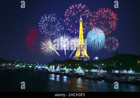 CGI di uno spettacolo pirotecnico alla Torre Eiffel di Parigi Foto Stock