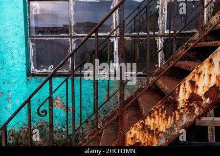 Primi piani dai vecchi edifici del vecchio cantiere BMV a Laksevaag, vicino al porto di Bergen, Norvegia. Foto Stock