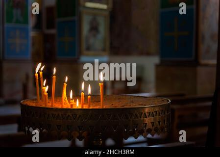 Candele bruciate nella Basilica di San Giorgio a Madaba, Giordania. La Chiesa di San Giorgio è uno dei principali luoghi di culto e di pellegrinaggio in Giordania Foto Stock